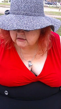 Hemşire Vicki parkta bankta tamamen giyinmiş sigara içiyor