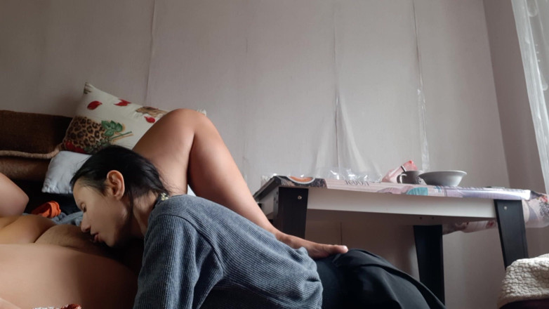 Lesbian-illusion: Ich gebe meiner freundin eine kopfmassage, während sie meine muschi...