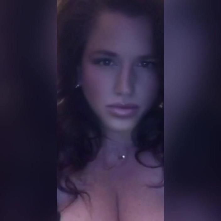 Dripping Wet Productions: O mamă sexy seducătoare își scutură sânii mari pentru tine