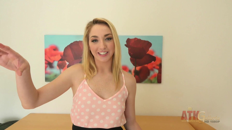 ATKIngdom Fans: Blonde loszka Zoe Parker