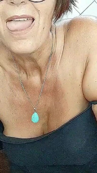 Stewardesa singuratică în bucătărie arată frumusețea corpului ei vechi sexy în fața unei camere web