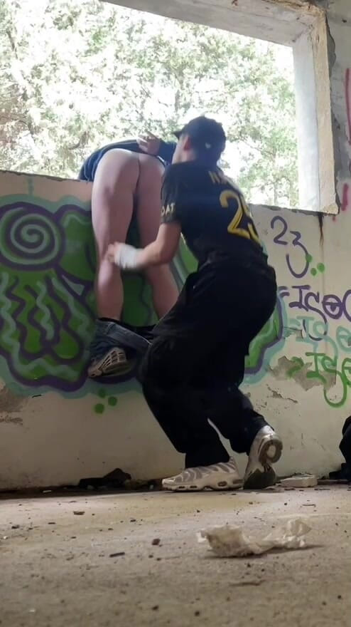 AmateurMates: Ragazzo amatoriale intrappolato! I suoi jeans si spogliò per mostrare...