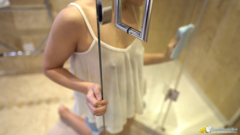 DownblouseJerk: ルイーズT - ウェットニップ