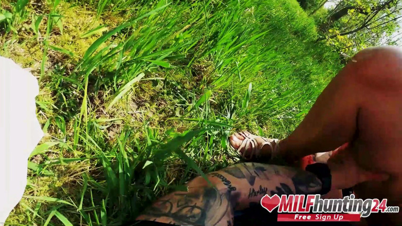 MILF Hunter 24: Cazador de milf clava a Priscilla en el parque (INGLÉS)