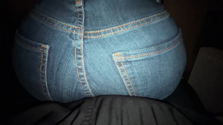 Secret Latina: Seluar jeans ketat - membonggol kering pantat besar rakan sebilik saya