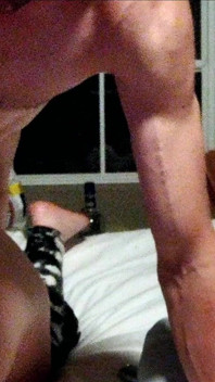 和女孩一起玩，然后以她的后入式结束。