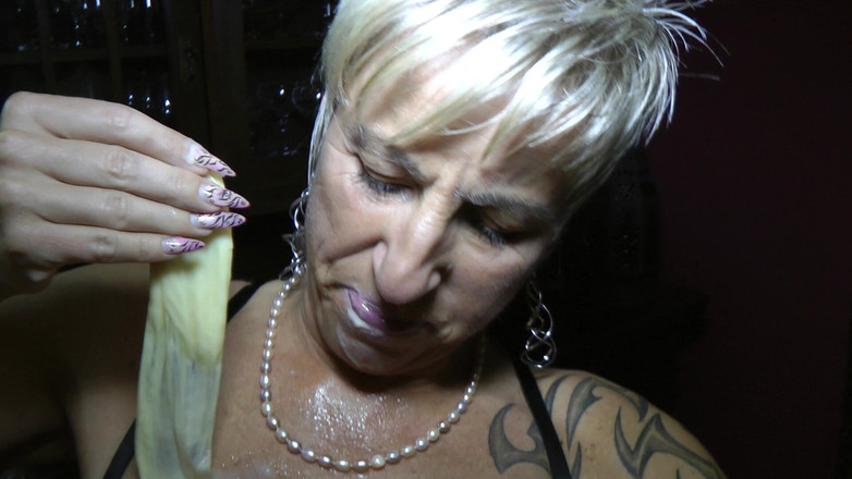 Retro German Muttis: 18歳の童貞少年が変態な継母に男にされる!