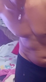 매력적인 남자가 침대에서 섹스하고 항문에 불을 씌우고 있어요.