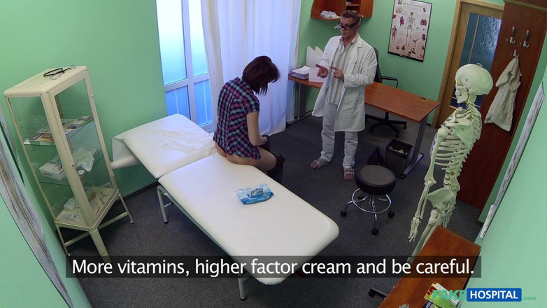 Fake Hospital: Fake Hospital - Doktor verschreibt eine schwere Dosis oralsex, um die...