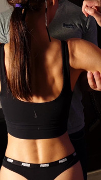 Sportlicher teen bizeps flex & anbetung