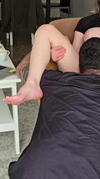 Mon beau-père sait que nous sommes seuls à la maison et me baise vraiment bien sur la chaise !