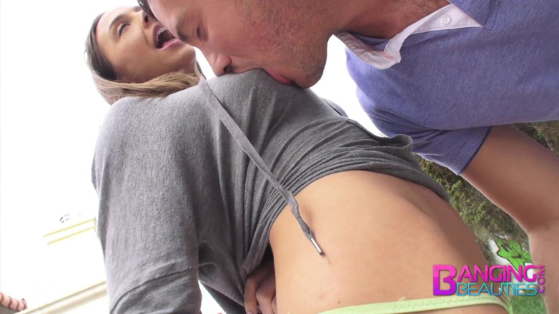 Banging Beauties: हॉट काले बाल वाली चैनल प्रेस्टन, Mike Adriano के बड़े लंड को छेड़ती है