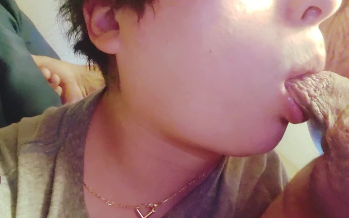 Lymph Guy: 拉丁男孩在吮吸年长的爸爸的鸡巴时玩得很开心