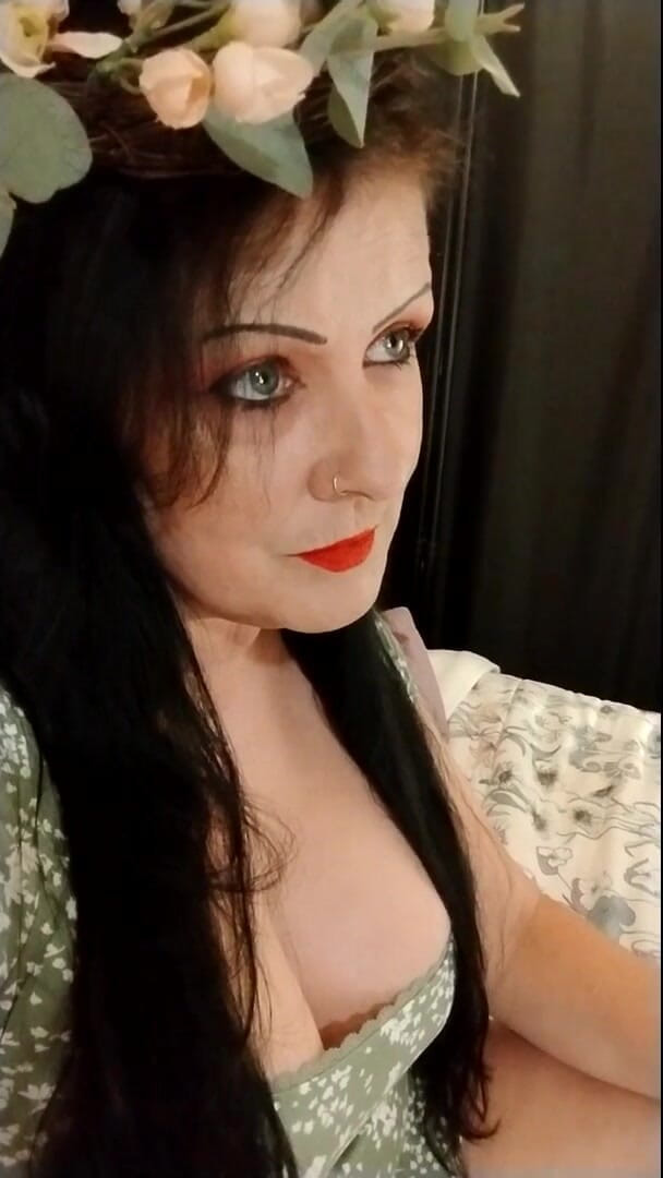 Abby Anna: Ruj roșu cu milf drăguță care fumează