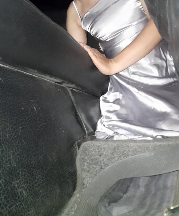 Naomisinka: Melancap Memakai Pakaian Panjang Silver Satin di dalam kereta