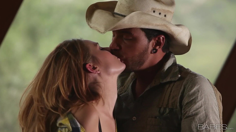 Babes: Bombasses - Jonni Hennessy, bombasse allemande, se fait baiser en levrette...