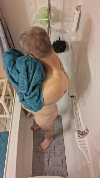 DubeSnackes: DubeSnackes, "Hora do Banho", esfregando bolhas de sabão por todo o...