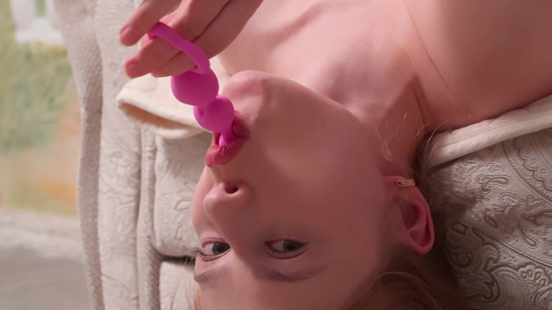 LopaLopa: Kanepe baş aşağı yatıyor ve pembe taşaklarla oynuyor