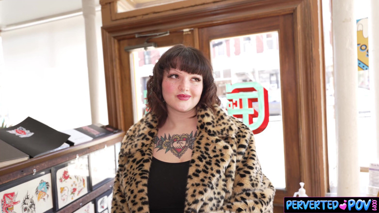 Perverted POV: Babe met dikke kont ruilt een tatoeage voor seks