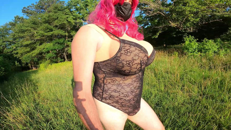 Jon Screcrow: Un Travesti Gigantesque Aux Faux Seins Marche Dehors En Se...