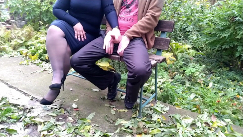 OurFetishLife: Mama vitregă sexy și cu forme m-a ajutat să ejaculez într-un parc...