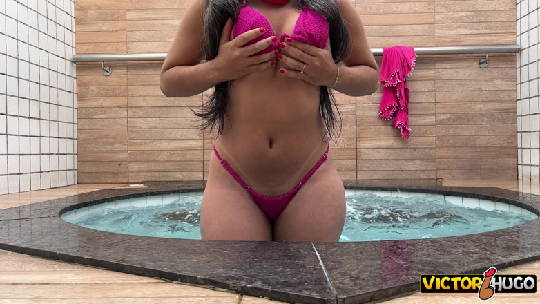 VictorHugo: Mulher casada se mostra na piscina antes de sentar no...