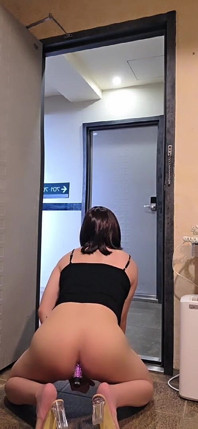 Capcana lui Tingxuan a deschis ușa și s-a masturbat pentru sex anal, așteptând ca cineva să treacă pe lângă el