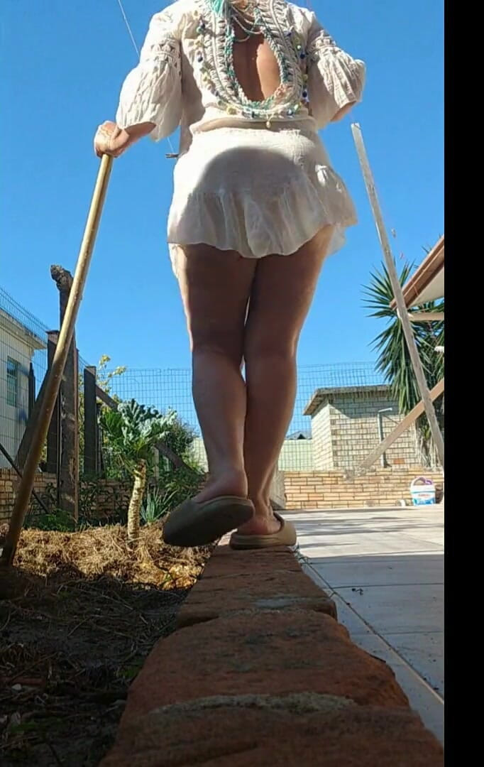 Priscila: Mẹ kế của tôi khoe hàng trong vườn mà không...