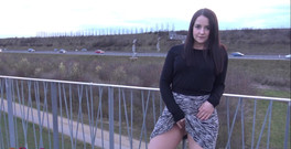 Emma Secret: Silny orgazm na autostradzie!