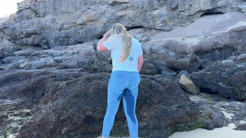 Emma Voyeur: Pipì in Jeans Attillati Sulla Spiaggia Pubblica