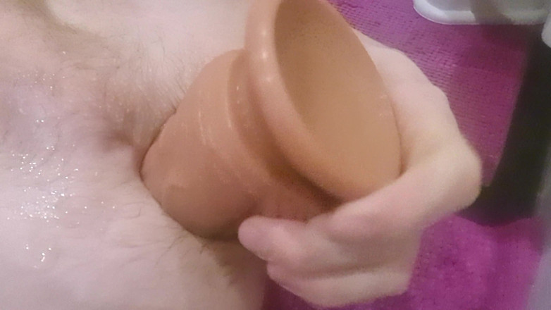 Bigdildo-Boy69: Bol delikli ıslak büyük dildo anal