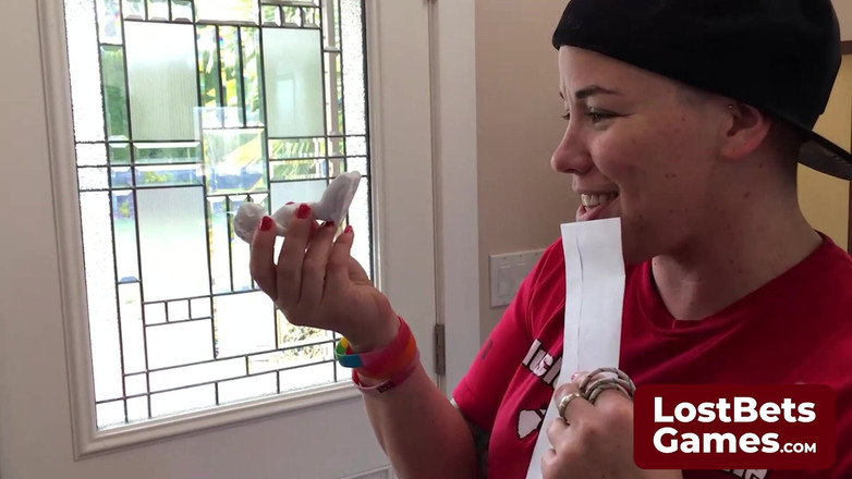 Lost Bets Games: Stała nerwowo przed salonem tatuażu w swoje urodziny