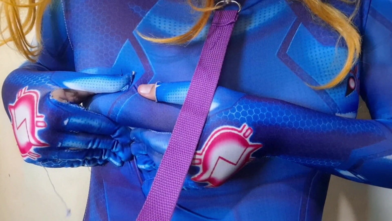 fermerino: Sissy Mit Einem Hundehalsband Versohlt Ihre Titten Und Wichst an...