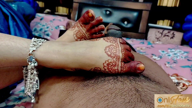 TheaDesiHotwife: Dominazione Femminile Footjob, Dito Anale E Cazzo
