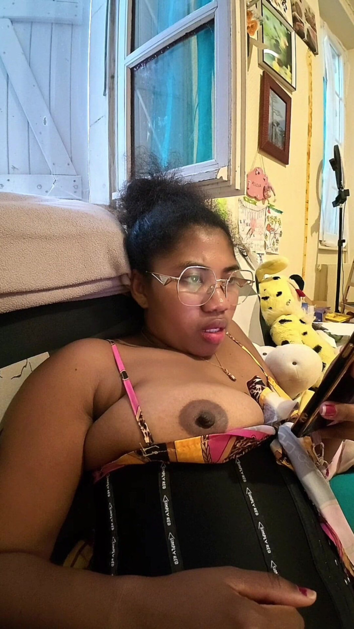 Belle: Relaxando em topless