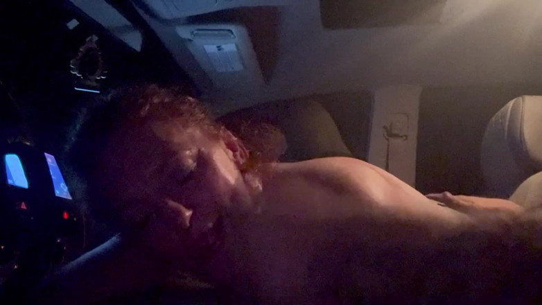 Chester Van Name: Сексуальная рыжая с симпатичными ступнями делает еще один удивительный минет в машине поздно ночью. На этот раз я снимаю порцию спермы на все ее лицо.