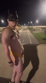 Gece kas kralı: deri koşumlu Asyalı ve jockstrap boş sokaklara sahip