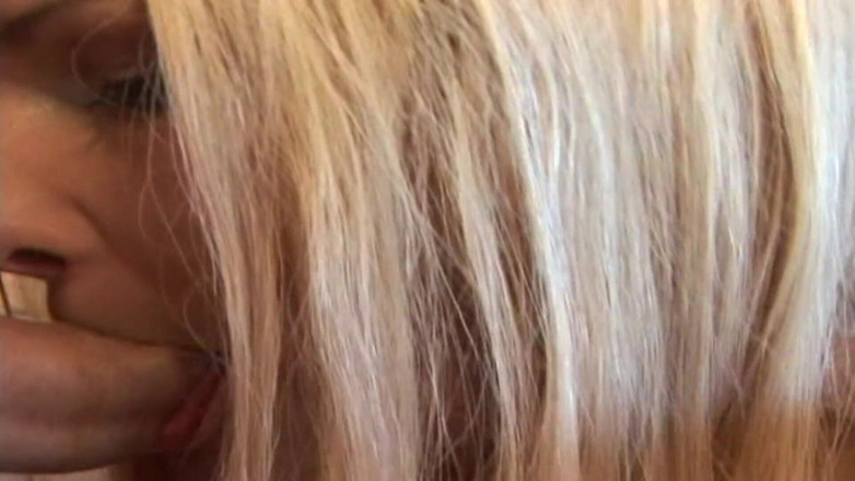 Sex Karma: Blonda cu un corp uimitor alunecă pe o pulă tare...