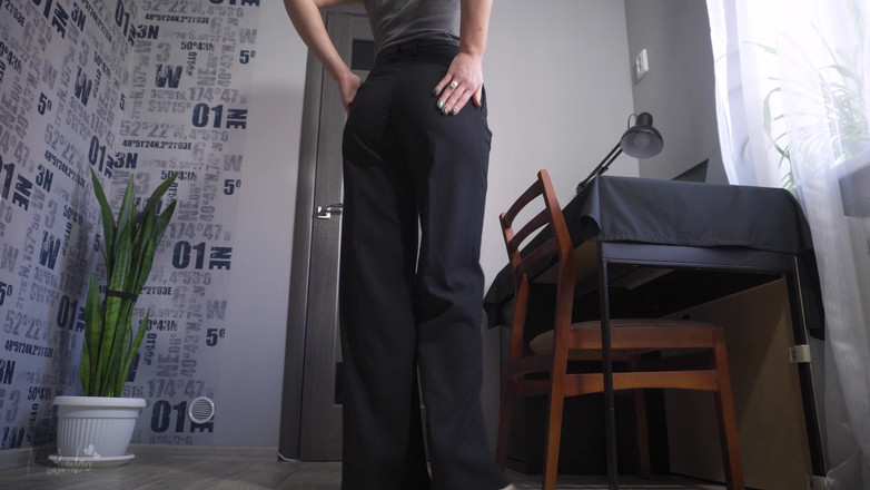 Teasecombo 4K: Spodnie sekretarki zbyt ciasne, więc rozdzierają otwarte