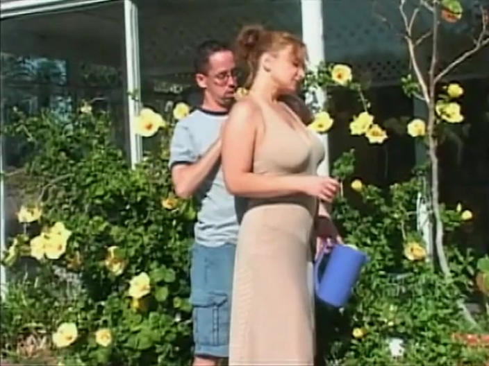 My porn family: 巨大的胸部金发熟女在花园里舔大鸡巴