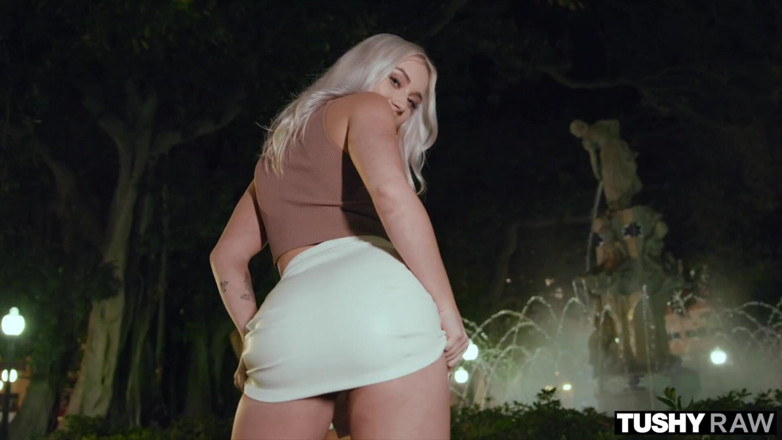 Tushyraw: Tushyraw - loira fofa recebe sua bunda perfeita esticada