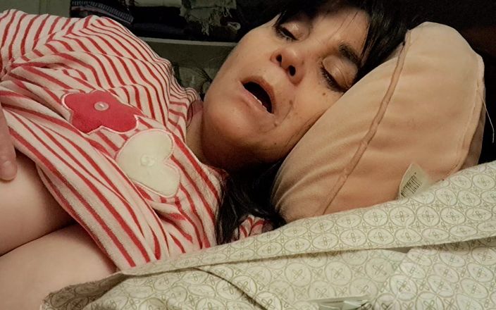Mommy big hairy pussy: それが夢で現実だったと想像する継母は、継息子が大きな欲望で彼女をファックします