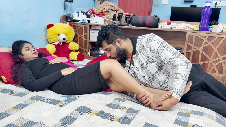 Vaishnavysharunraj: เจ้านายมาลายาลีนวดเท้าโดยพนักงานชาย