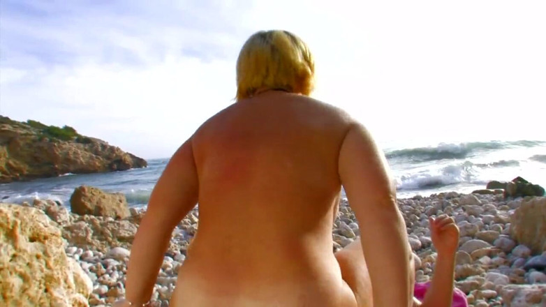 Porn Amazing: Chica rubia culona es recogida en la playa y follada...