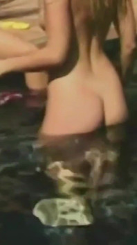 Două blonde țâțoase în bikini își joacă timpul sexy lesbian în piscină