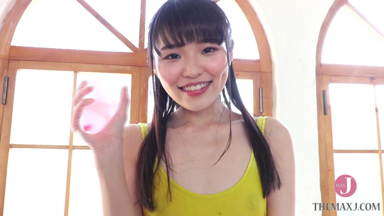 Tokyo Bikini College: Gadis Asia pemalu dengan baju renang kuning berpose di depan...