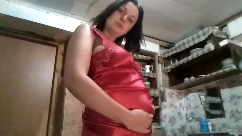 Sexy Milf: Pełna duża szklanka sikania po długim despeartion