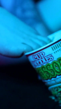 Sexy pies aplastando taza de fideos