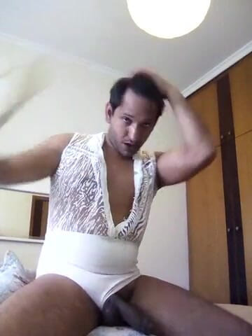 Boy top Amador: My guest's clothes made me very horny