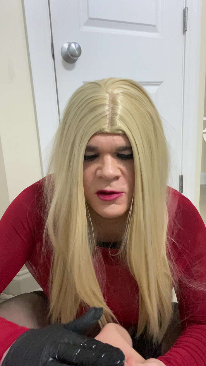 MadisonCD2025: Seksowna crossdresser trans kobieta ubrana w fałszywą zabawkę cipki dokucza...